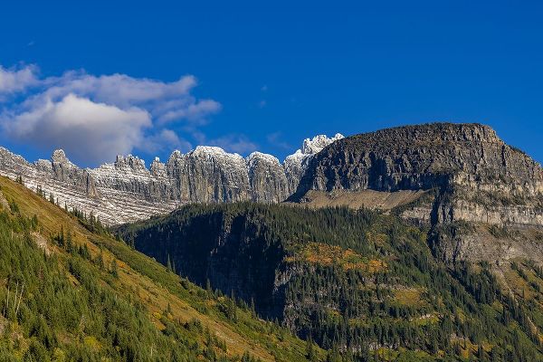 Haney, Chuck 아티스트의 The Garden Wall and Haystack Butte with seasons first snow in Glacier National Park-Montana-USA작품입니다.